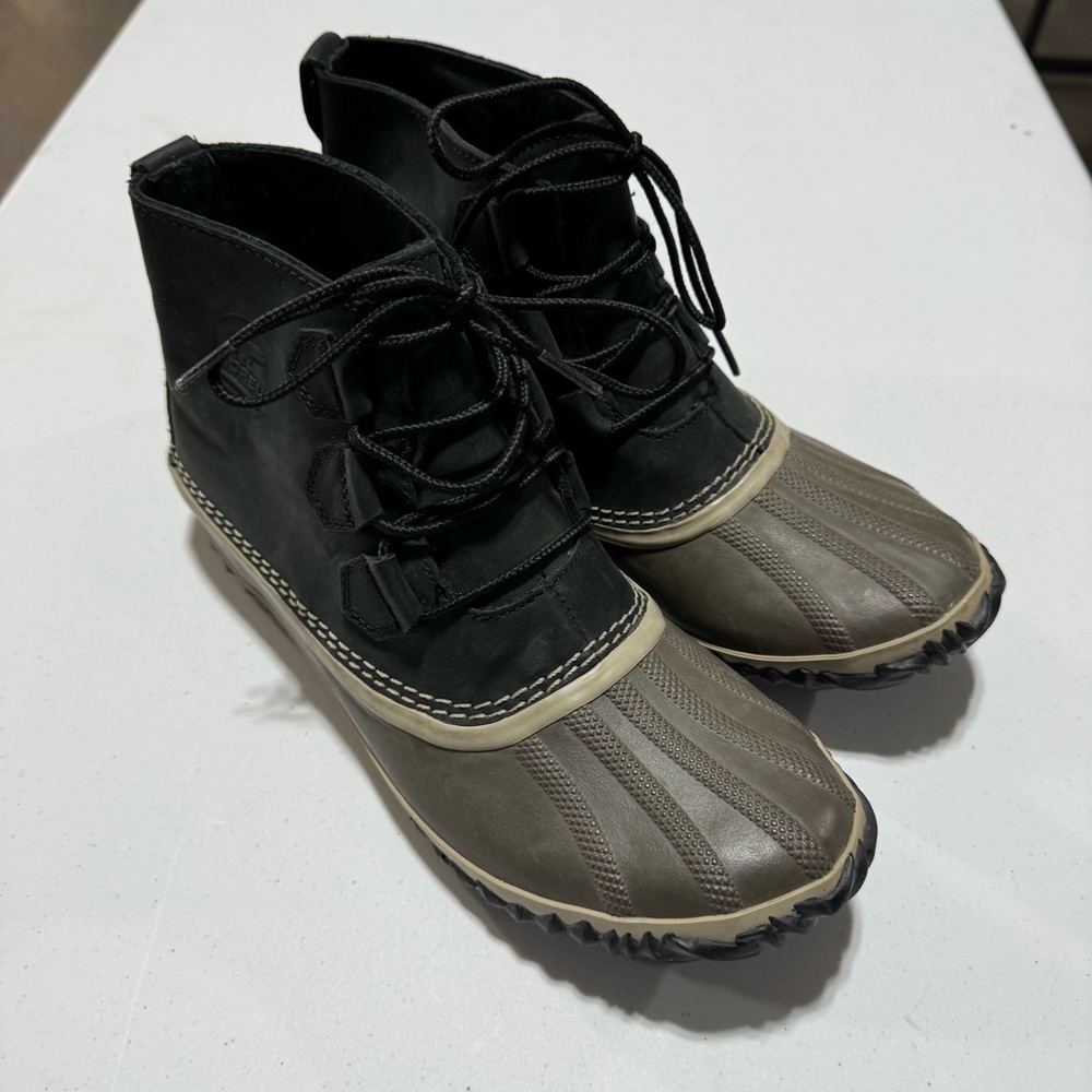 Sorel Women’s Out ‘N About Leather Duck Boots – Black/Gray – Size 10.5